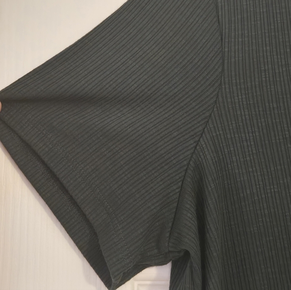 Old Navy V-Neck Top - Picture 3 of 6